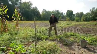<strong>老农</strong>夫在他的花园里割草。